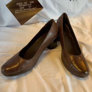 Eastland brown 2” pumps